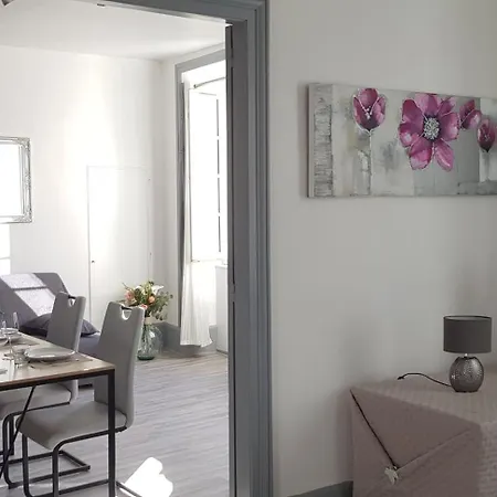 Cosy 4 Minutes A Pieds Du Centre Historique Avec Parking * Montluçon